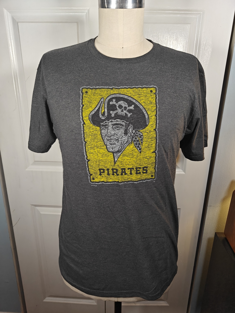 MLB Genuine Merchandise Mens XL Pittsburgh Pirates Distressed Graphic T-Shirt